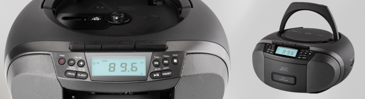 Baner prezentujący wygląd JVC RC-E444B z przodu oraz elementy sterowania